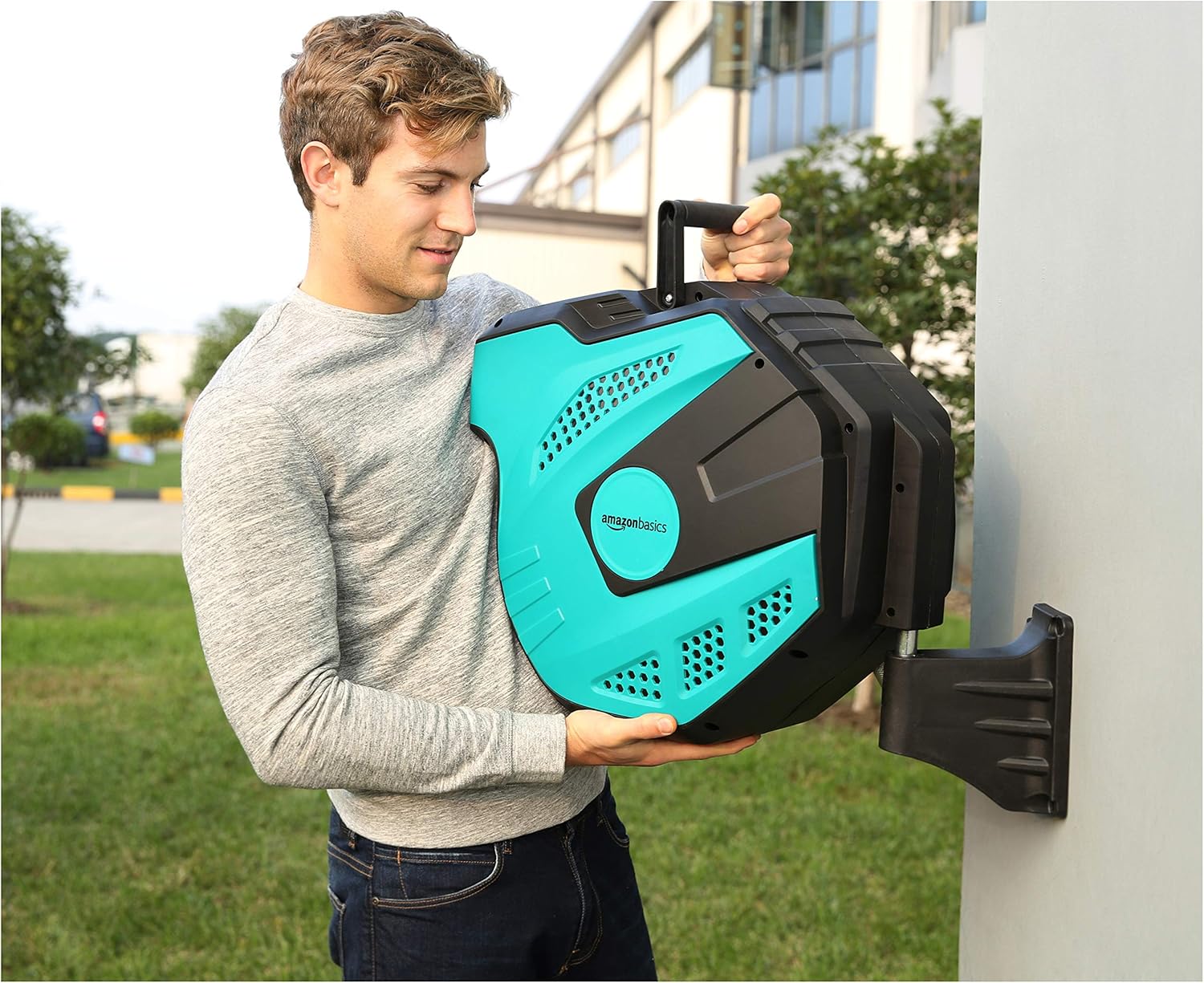 Amazon Basics Enrollador automático de manguera para pared, Verde, 25 m - 6