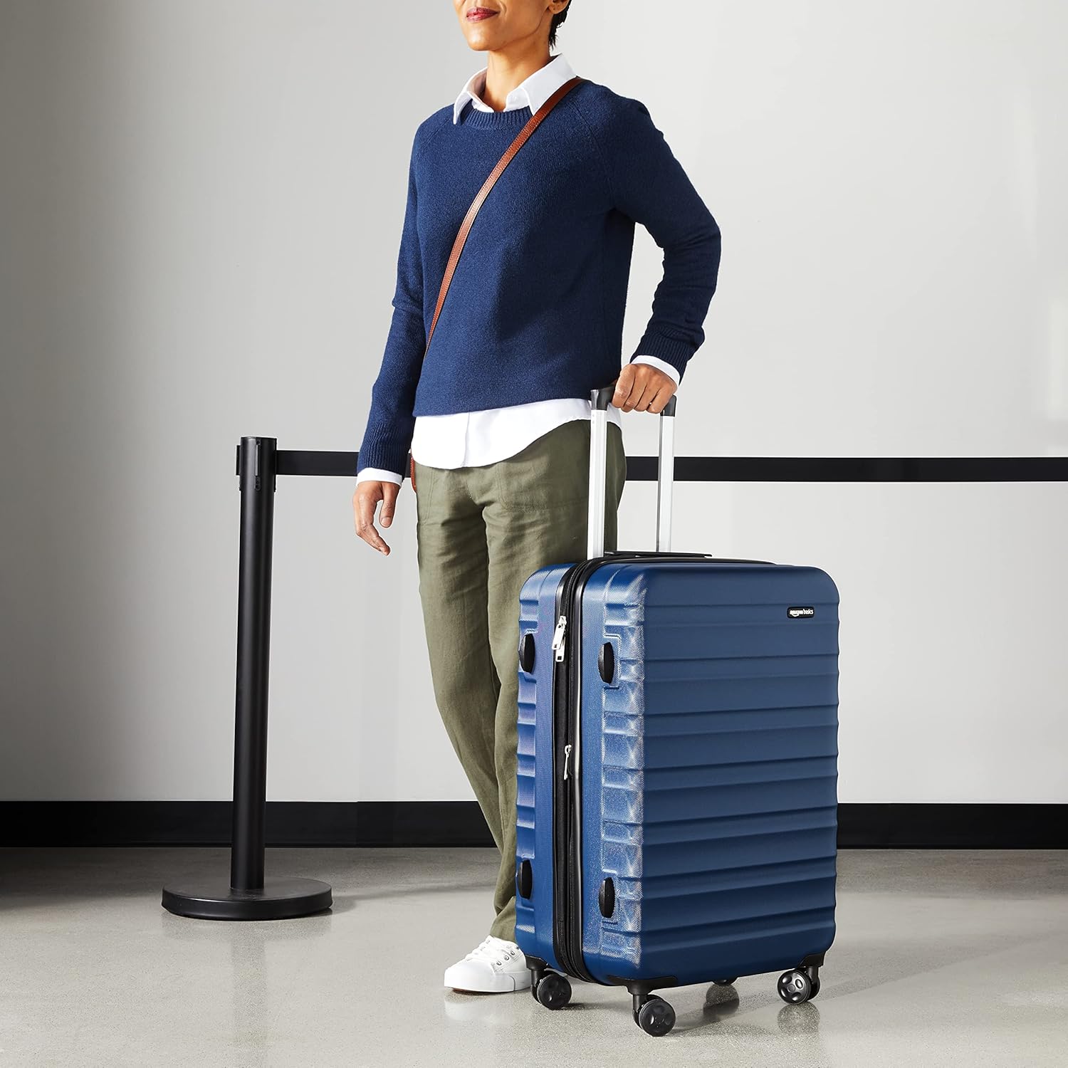 Amazon Basics Maleta de viaje rígidaa giratoria - 68 cm, Azul marino - 6